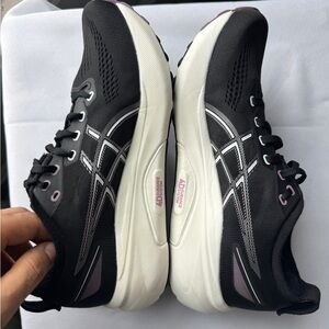 ASICS Women's Gel Kayano 31 size 9.5 in mint condition